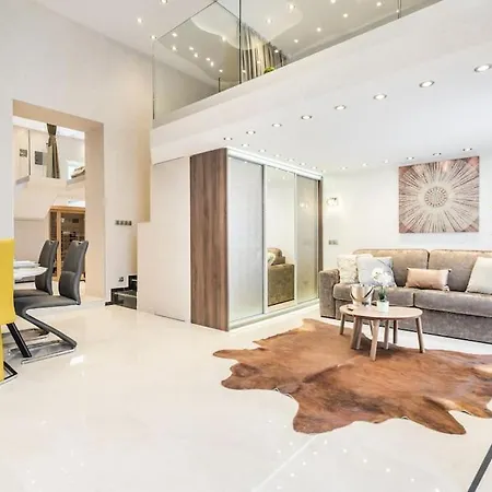 Апартаменты Luxurious 3-bedroom In The Center *