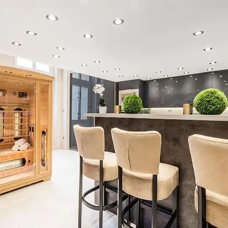 Апартаменты Luxurious 3-bedroom In The Center Будапешт