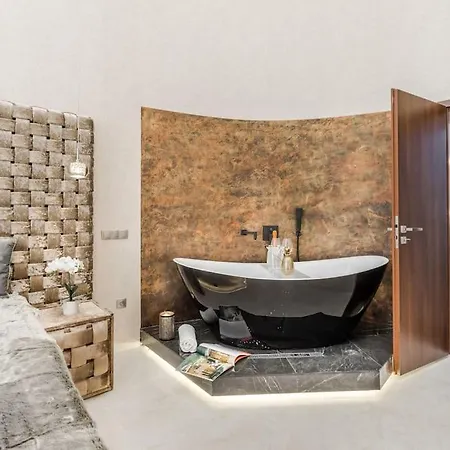 Апартаменты Luxurious 3-bedroom In The Center Будапешт