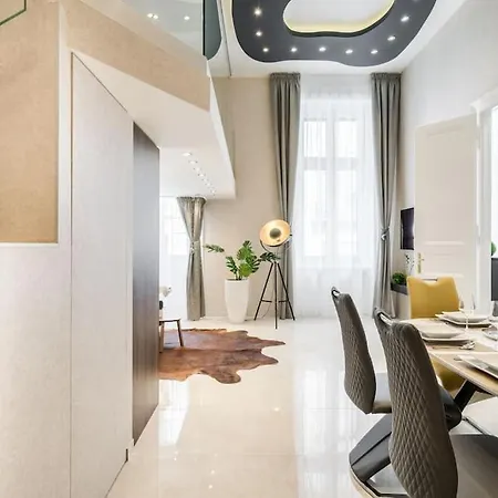 Luxurious 3-bedroom In The Center Апартаменты *