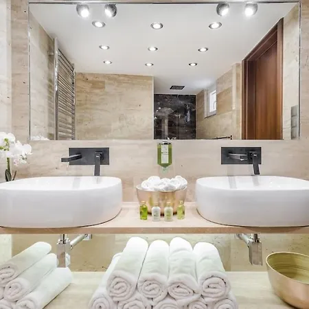 Апартаменты Luxurious 3-bedroom In The Center *