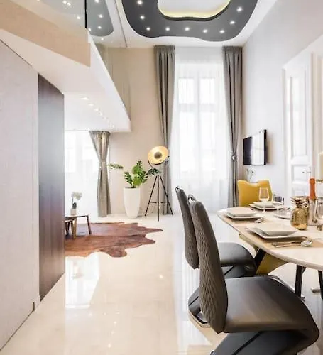 Luxurious 3-bedroom In The Center Apartmán *