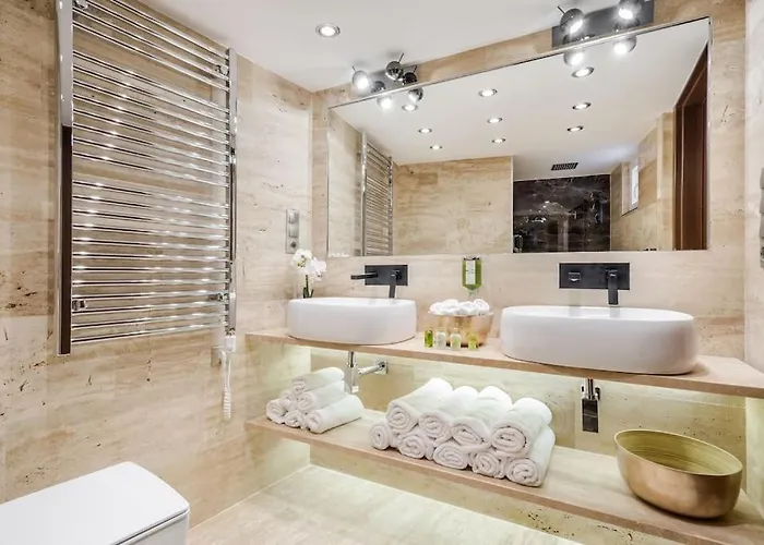 Apartmán Luxurious 3-bedroom In The Center *