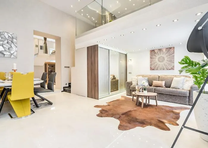 Apartmán Luxurious 3-bedroom In The Center *