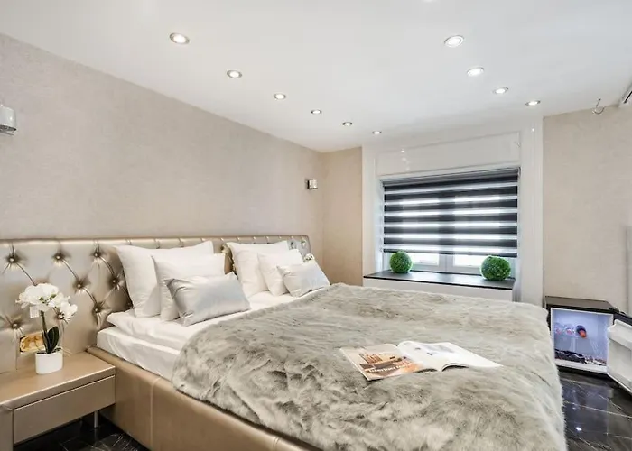 Apartment Luxurious 3-bedroom In The Center *