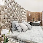 Luxurious 3-bedroom In The Center Apartmán *