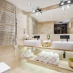 Apartmán Luxurious 3-bedroom In The Center *