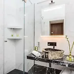Luxurious 3-bedroom In The Center